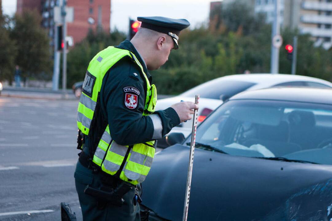 Vilniuje susidūrus automobiliams nukentėjo motociklininkas