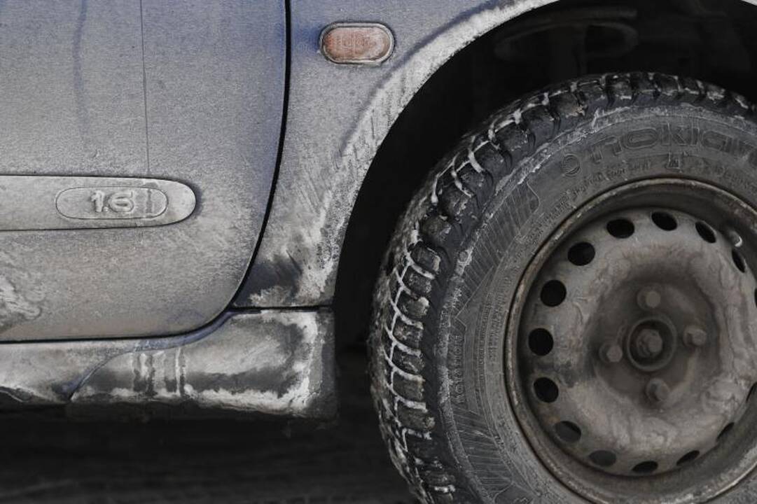Vairuotojų dilema: žiemą plauti automobilį ar ne?