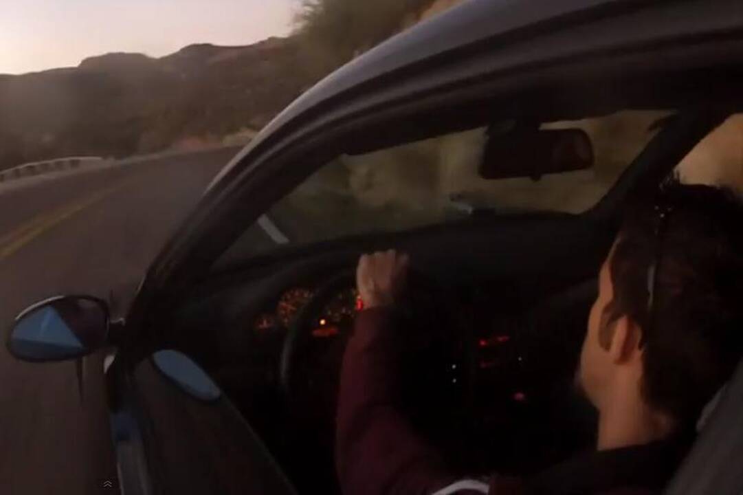 Automobilio skrydis nuo skardžio (filmavo pats vairuotojas)