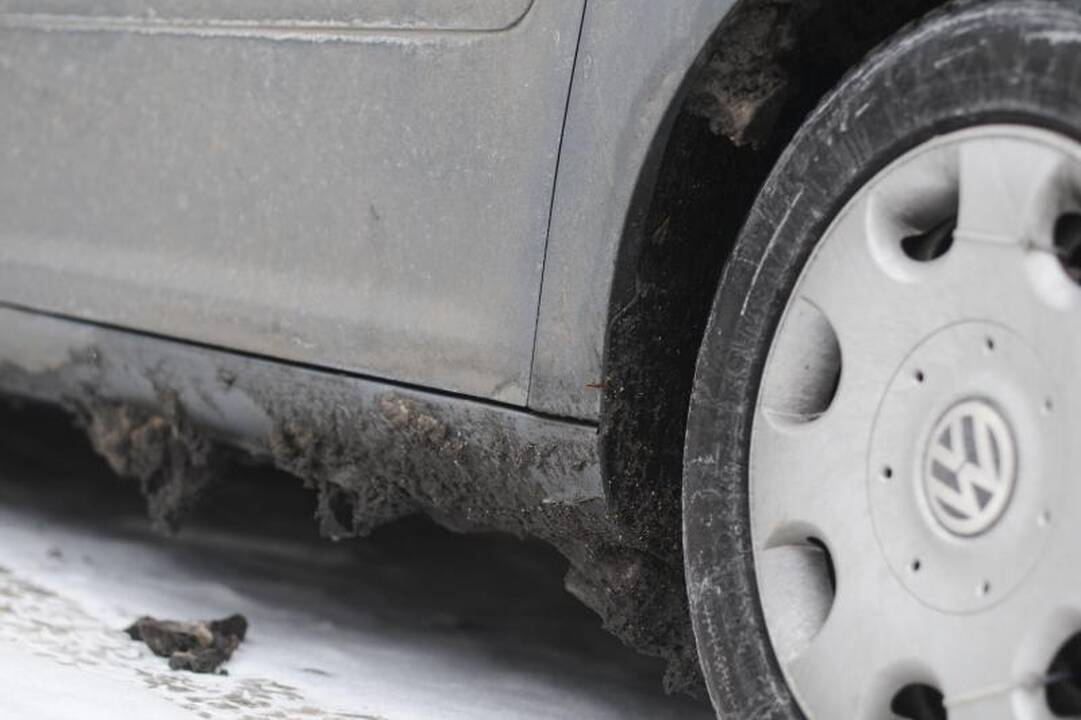 Vairuotojų dilema: žiemą plauti automobilį ar ne?