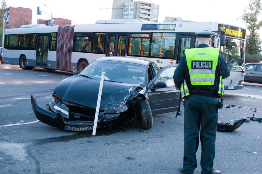 Vilniuje susidūrus automobiliams nukentėjo motociklininkas
