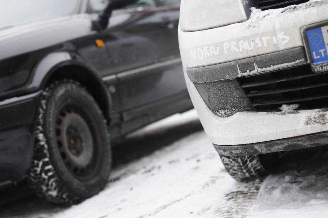 Vairuotojų dilema: žiemą plauti automobilį ar ne?
