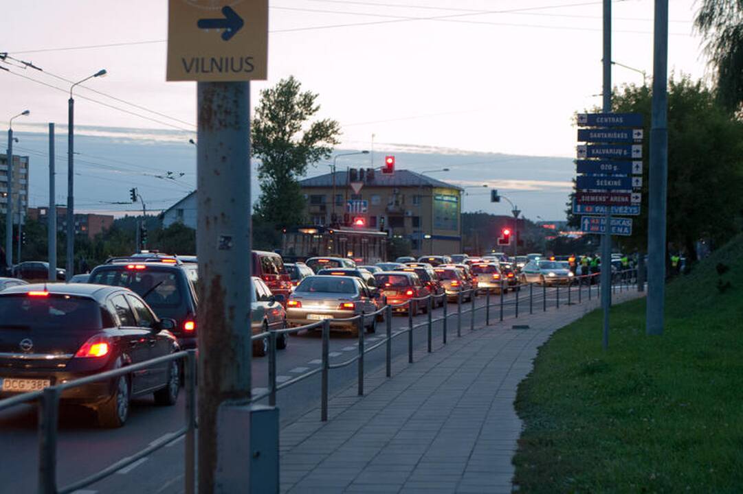 Vilniuje susidūrus automobiliams nukentėjo motociklininkas