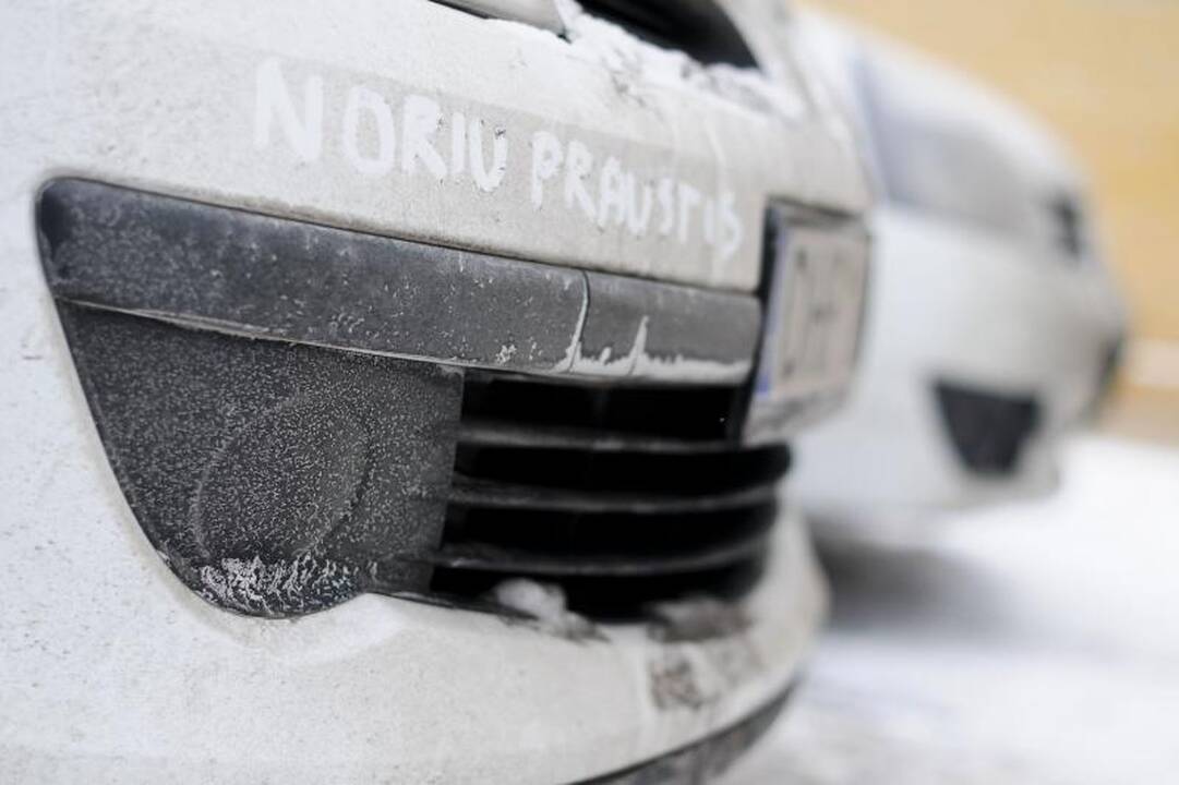 Vairuotojų dilema: žiemą plauti automobilį ar ne?