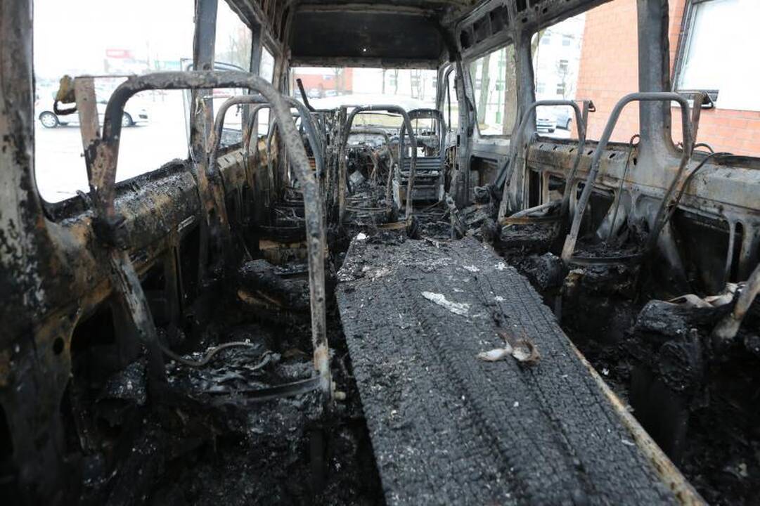 Padegėjai Klaipėdoje supleškino laidojimo įmonės mikroautobusą