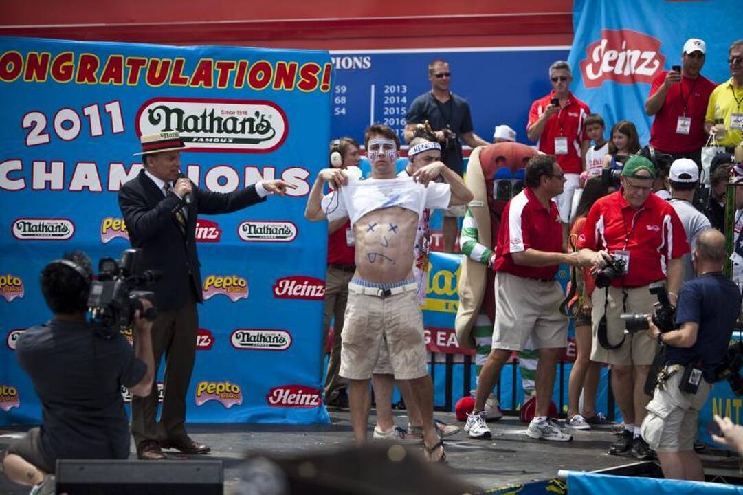 Titulą ginantis JAV valgymo čempionas sukirto 62 dešrainius