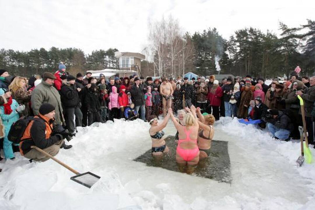 Šalčių nepabūgę ruoniai turškėsi Salotės ežere