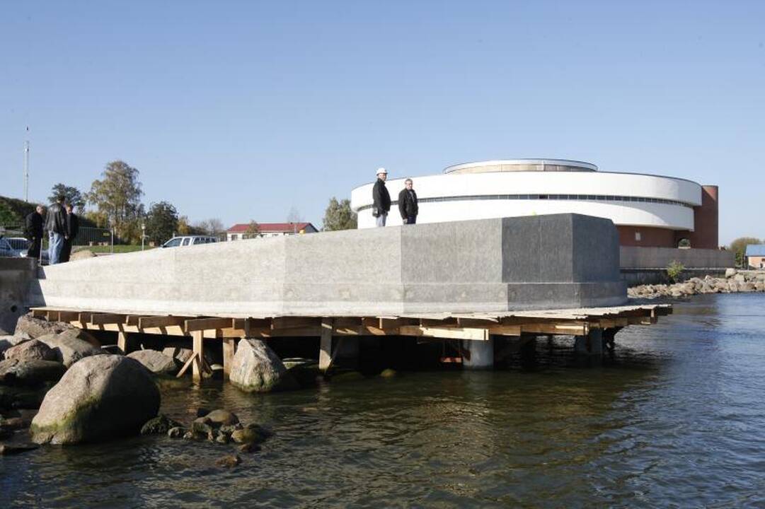 Klaipėdoje iškilo paminklas „Albatrosas“ 