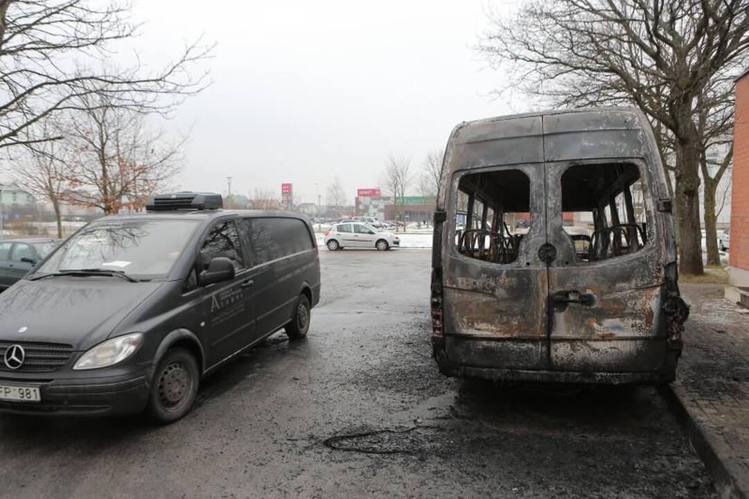 Padegėjai Klaipėdoje supleškino laidojimo įmonės mikroautobusą