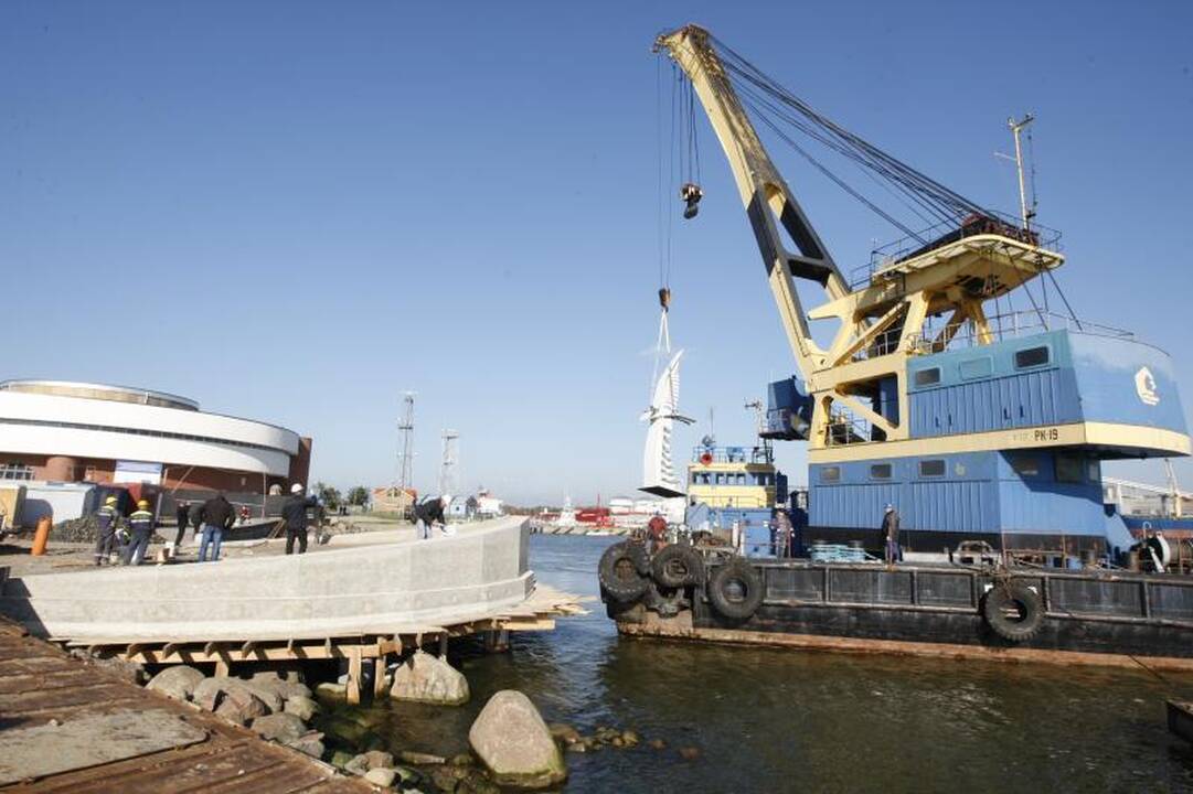 Klaipėdoje iškilo paminklas „Albatrosas“ 