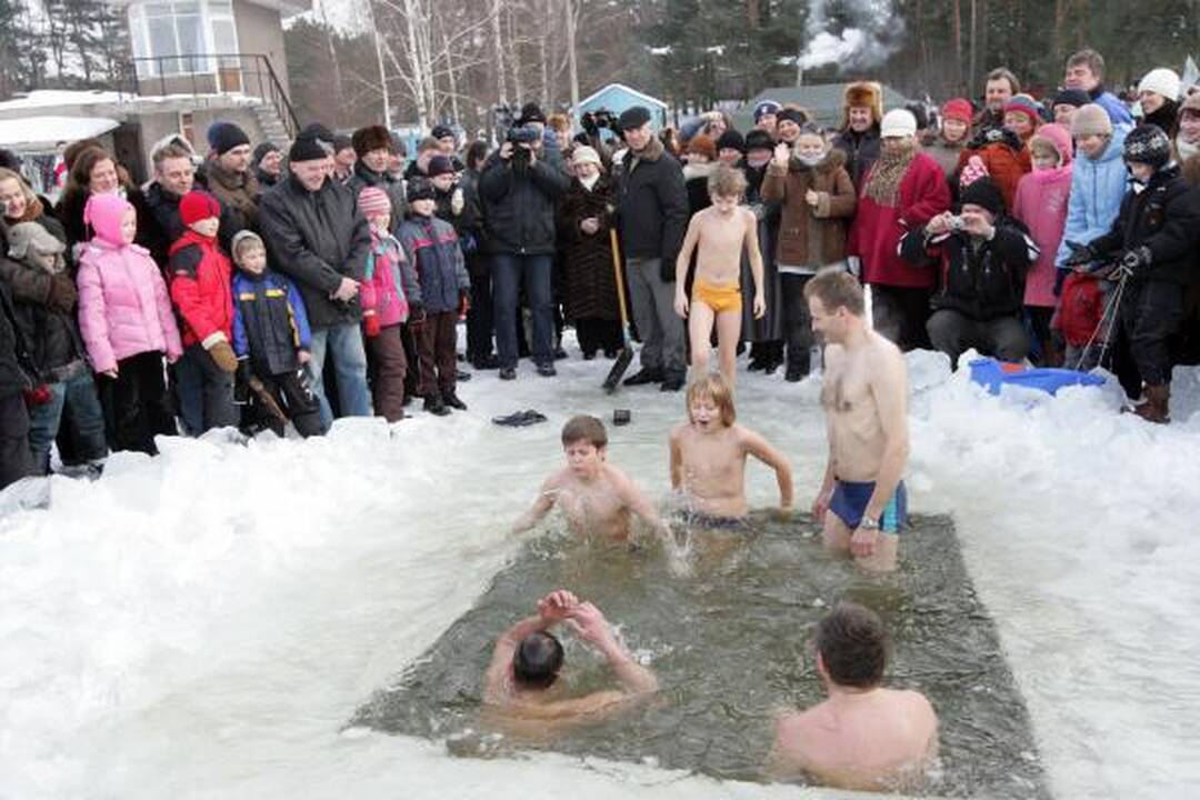 Šalčių nepabūgę ruoniai turškėsi Salotės ežere