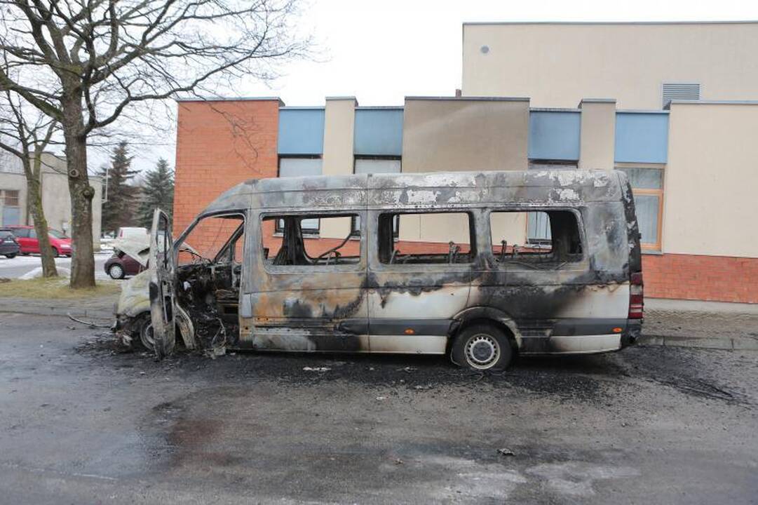 Padegėjai Klaipėdoje supleškino laidojimo įmonės mikroautobusą