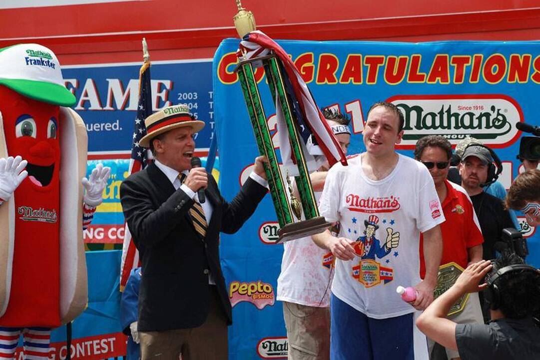 Titulą ginantis JAV valgymo čempionas sukirto 62 dešrainius