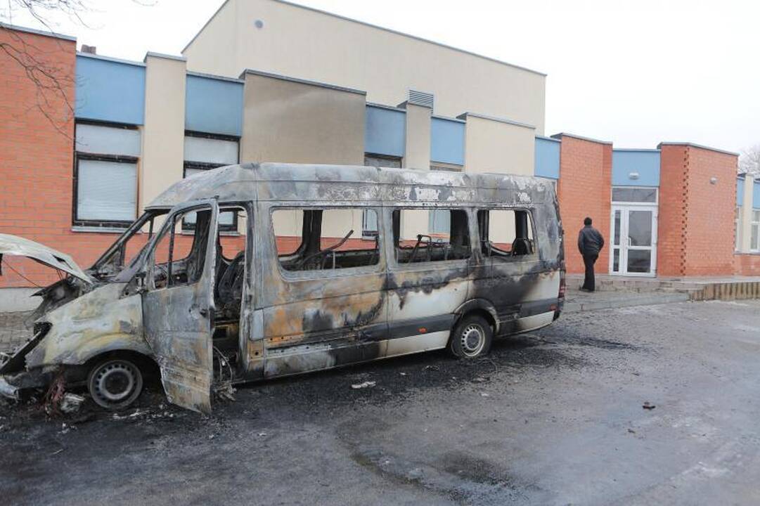 Padegėjai Klaipėdoje supleškino laidojimo įmonės mikroautobusą