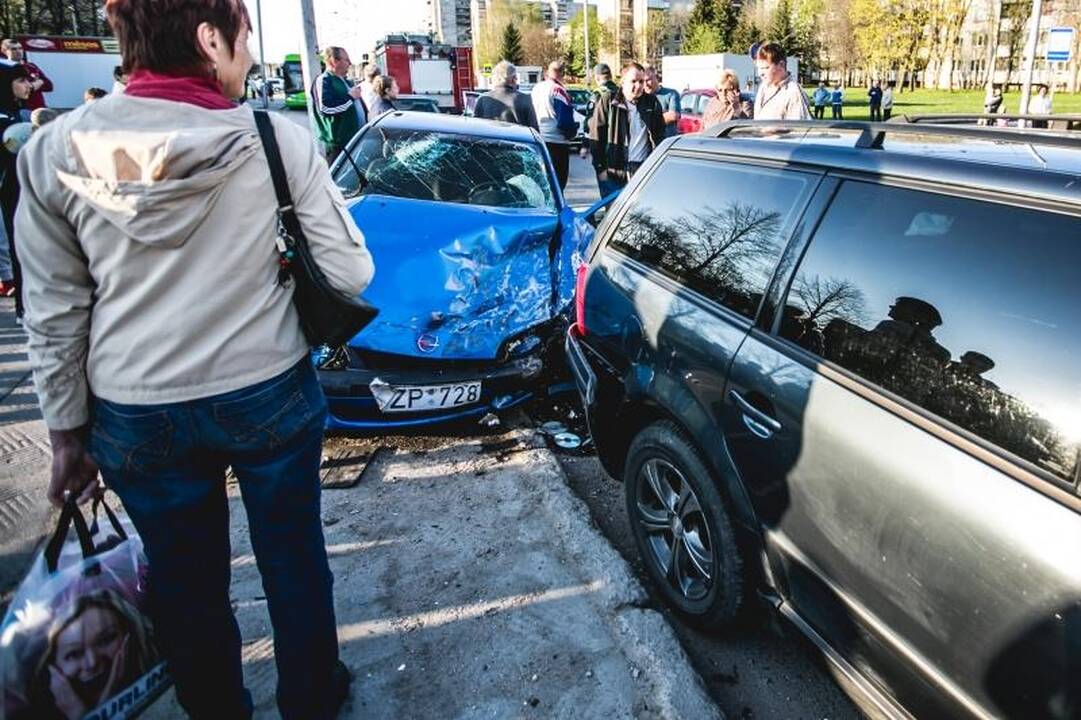 Kaune – masinė automobilių avarija (galima priežastis – alkoholis)