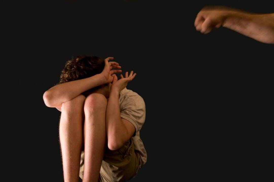 Socialinio darbuotojo padėjėja įtariama mušusi auklėtinį