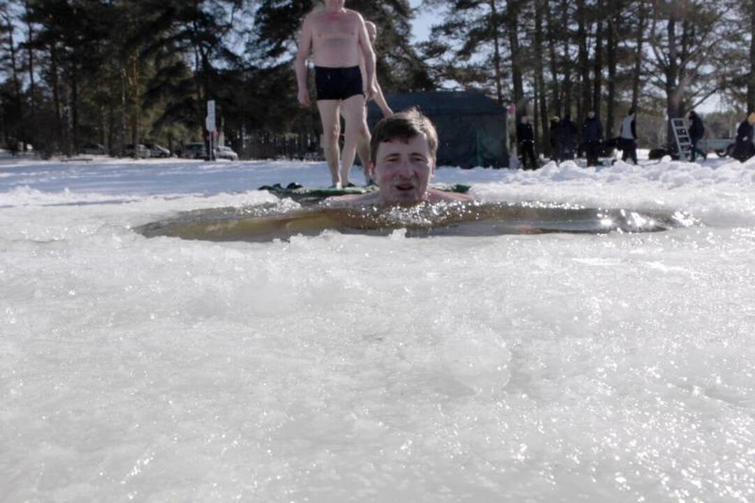 Vilniečiai “ruoniai” pavasario sutiktuves šventė Salotės eketėje