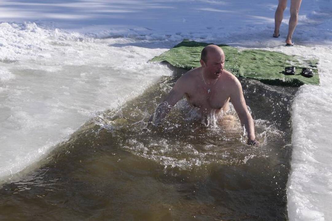 Vilniečiai “ruoniai” pavasario sutiktuves šventė Salotės eketėje