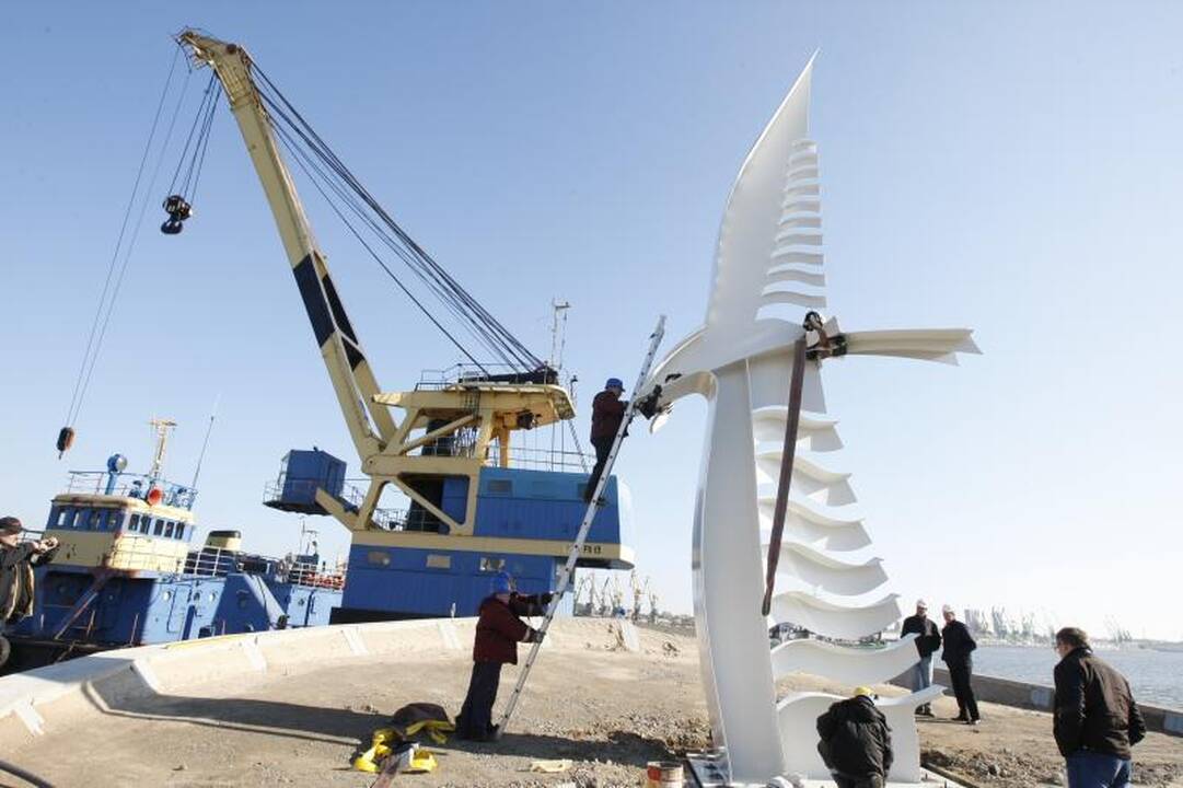 Klaipėdoje iškilo paminklas „Albatrosas“ 