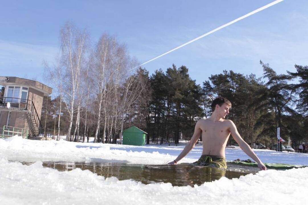 Vilniečiai “ruoniai” pavasario sutiktuves šventė Salotės eketėje