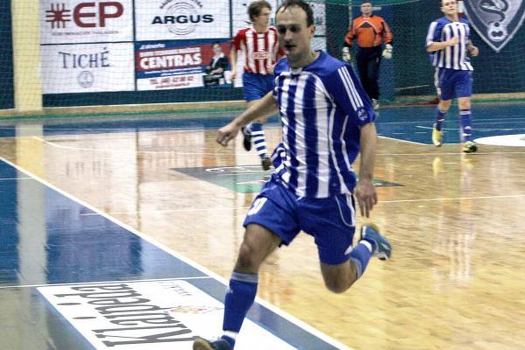 Salės futbolas: pirmoji „Nauticos“ pergalė