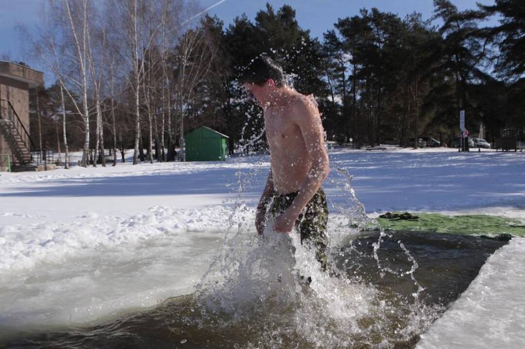 Vilniečiai “ruoniai” pavasario sutiktuves šventė Salotės eketėje