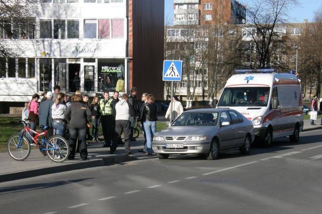 Perėjoje partrenkta dviračiu važiavusi mergaitė