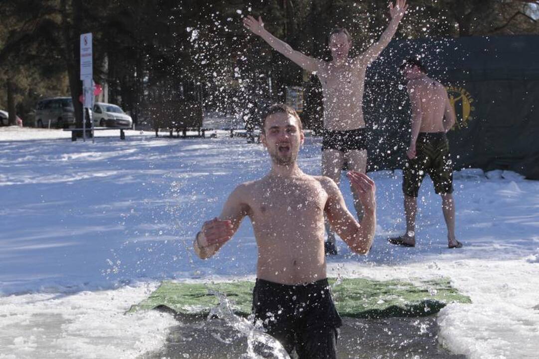 Vilniečiai “ruoniai” pavasario sutiktuves šventė Salotės eketėje