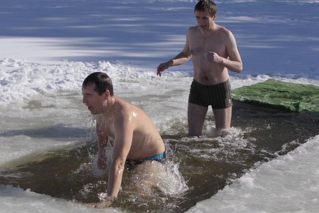 Vilniečiai “ruoniai” pavasario sutiktuves šventė Salotės eketėje