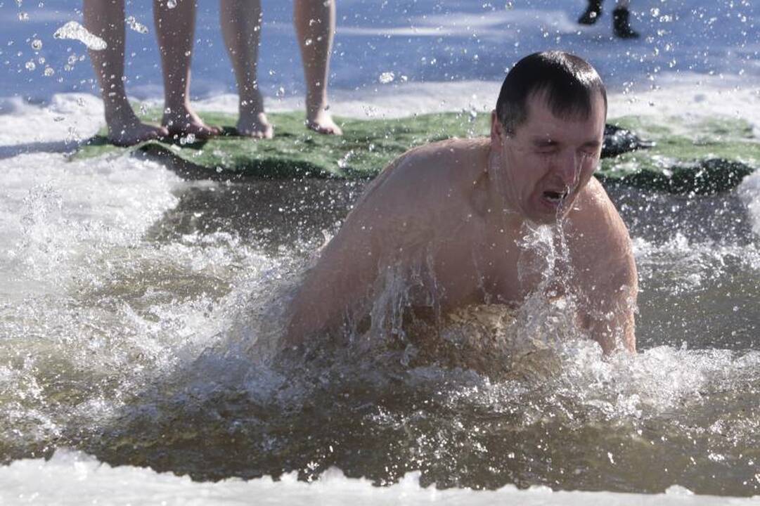 Vilniečiai “ruoniai” pavasario sutiktuves šventė Salotės eketėje