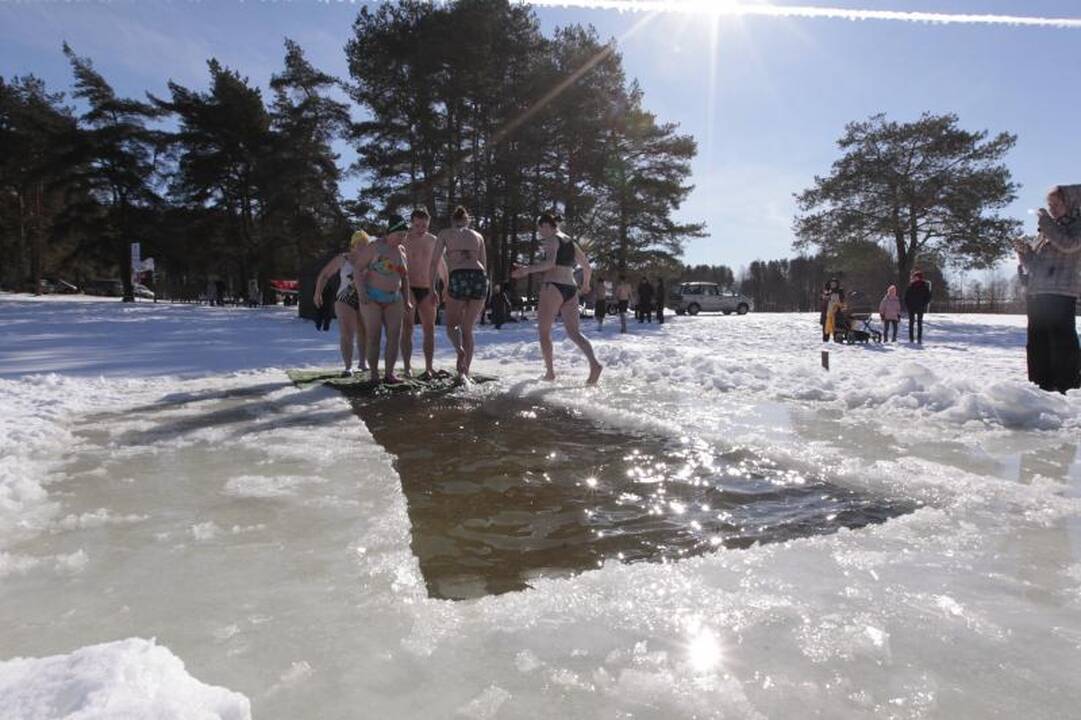 Vilniečiai “ruoniai” pavasario sutiktuves šventė Salotės eketėje