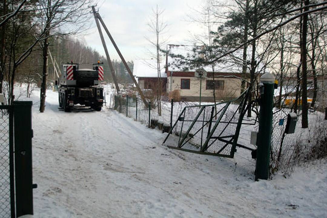 Vilniaus soduose nuslydęs kranas nuvertė dvejus vartus ir sulaužė stulpą