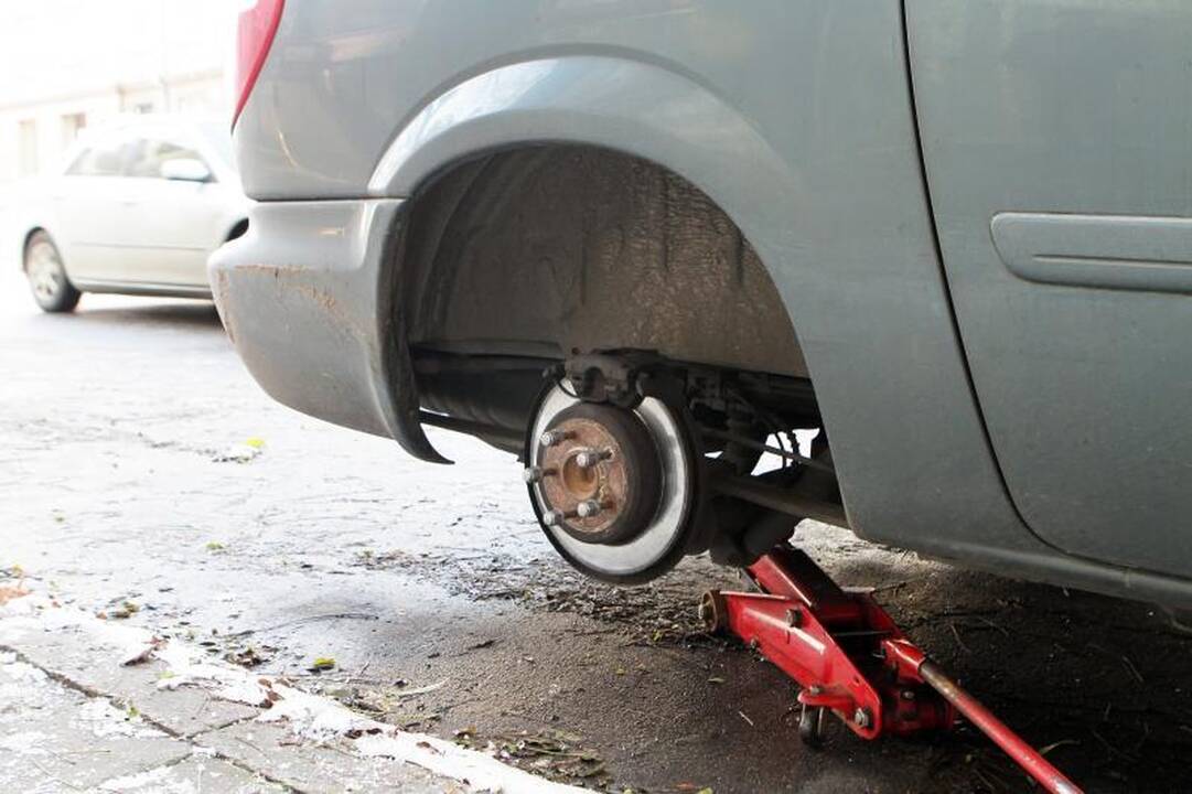 Klaipėdoje vagys „nuavė“ du automobilius