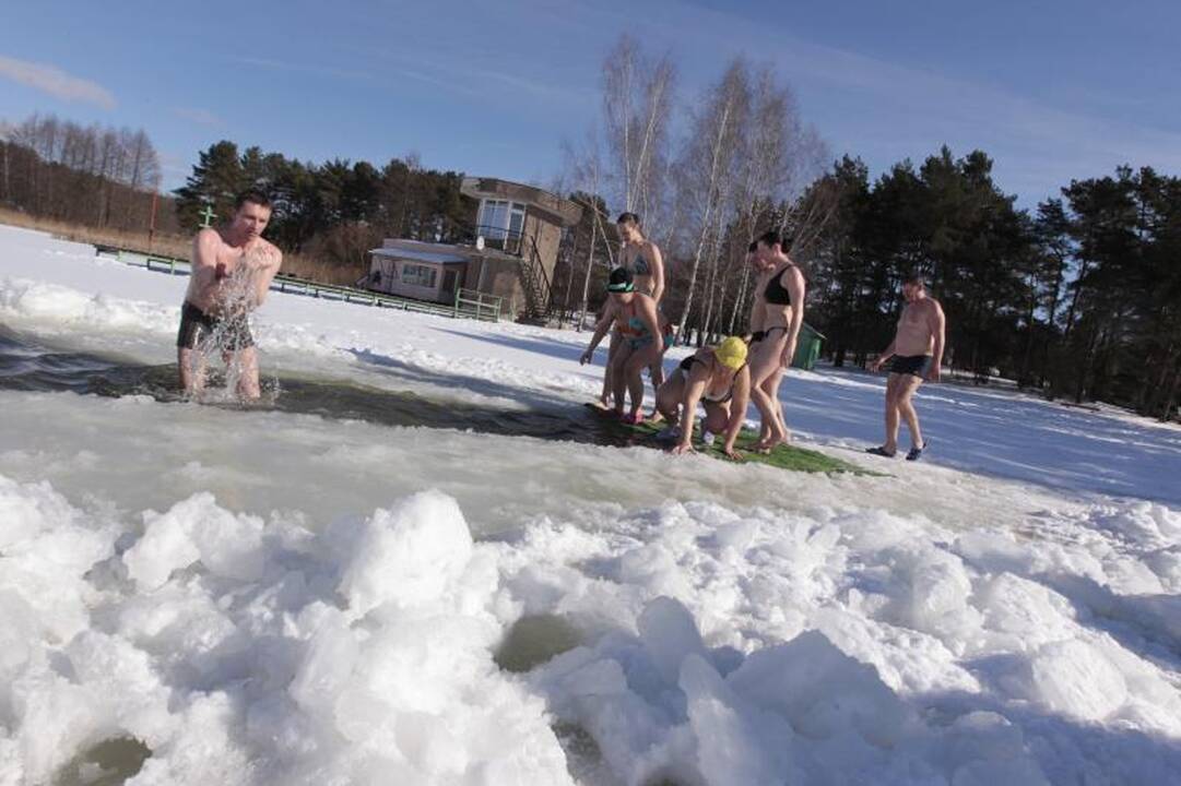 Vilniečiai “ruoniai” pavasario sutiktuves šventė Salotės eketėje