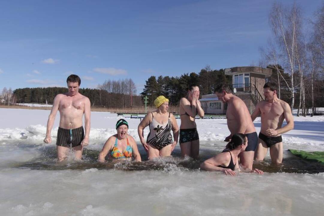 Vilniečiai “ruoniai” pavasario sutiktuves šventė Salotės eketėje