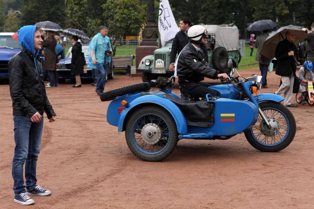 Lukiškių aikštėje vyko senovinių automobilių paroda 