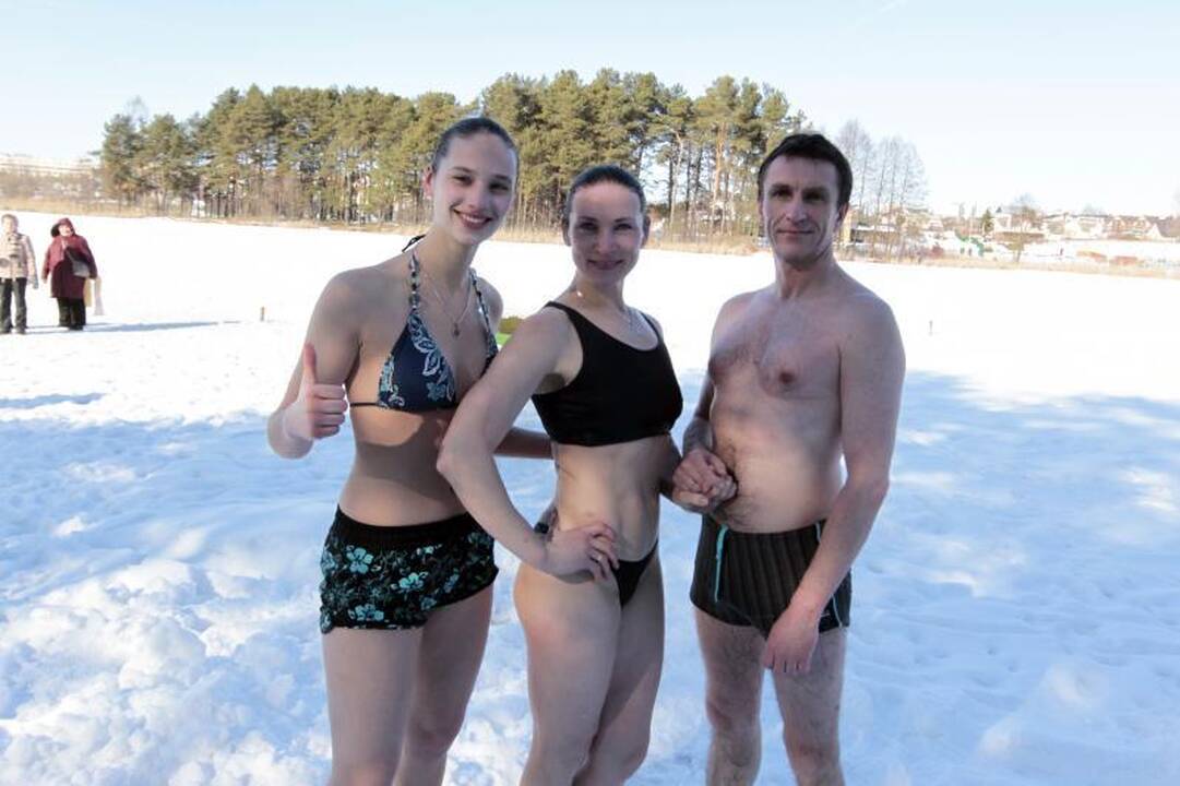Vilniečiai “ruoniai” pavasario sutiktuves šventė Salotės eketėje