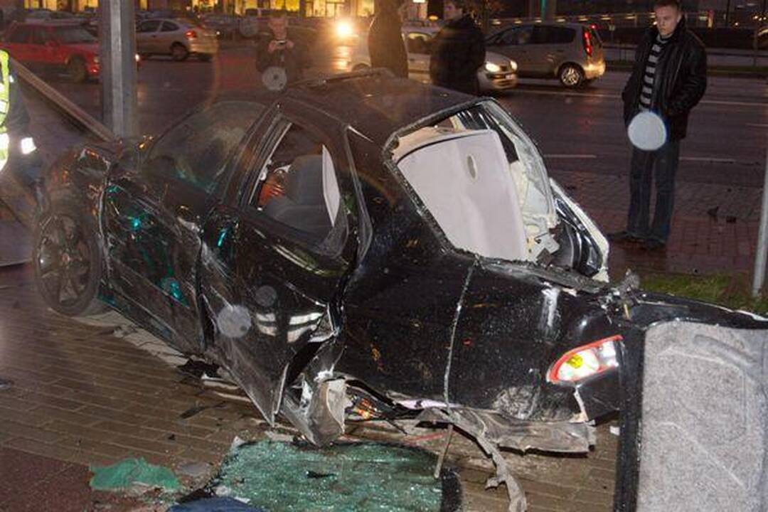 Per avariją Konstitucijos pr. automobilis „Alfa Romeo“ lūžo per pusę