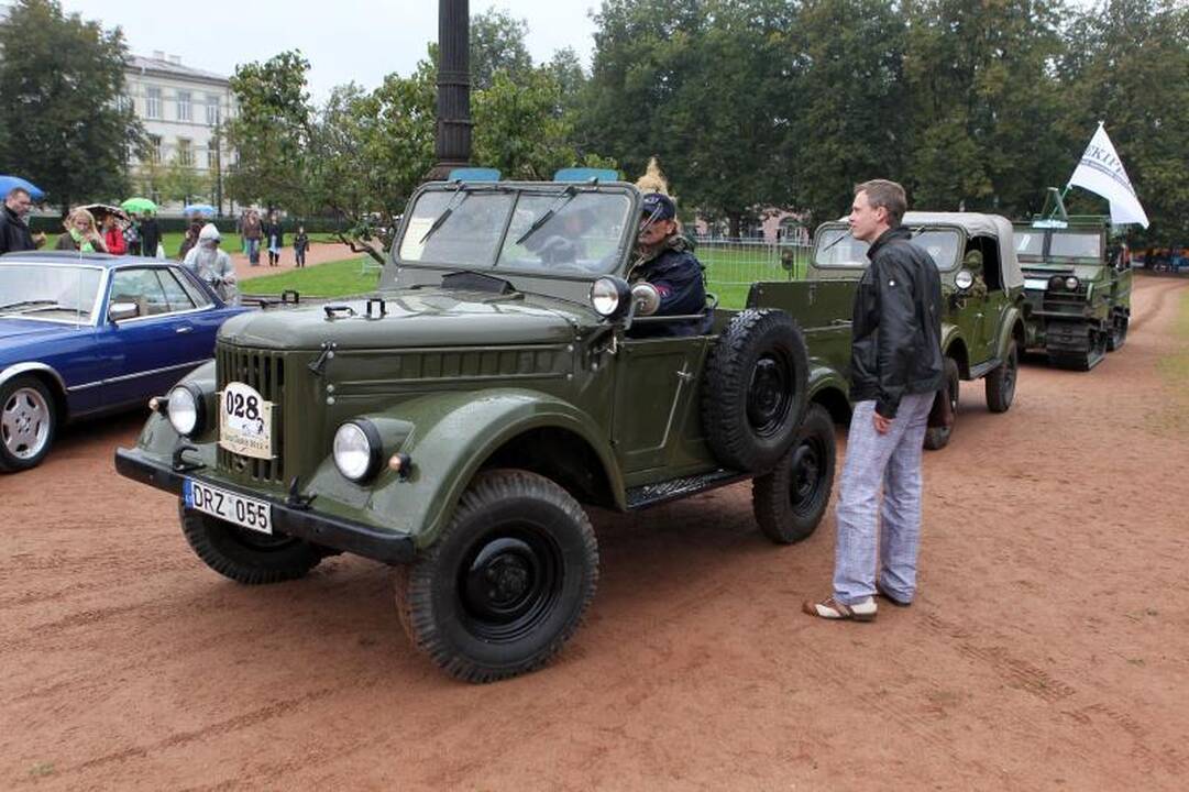 Lukiškių aikštėje vyko senovinių automobilių paroda 