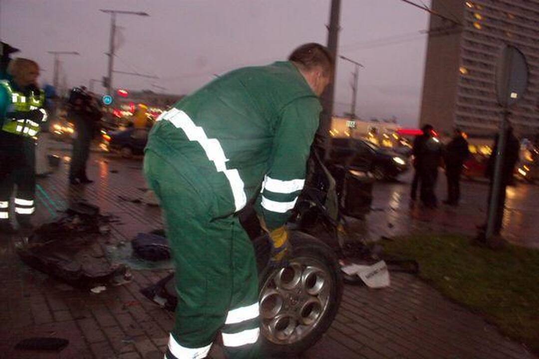 Per avariją Konstitucijos pr. automobilis „Alfa Romeo“ lūžo per pusę