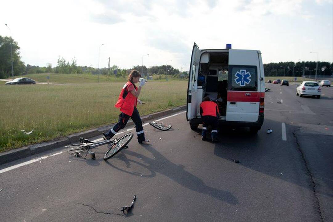 Motociklininkas pėsčiųjų perėjoje partrenkė dviratininką