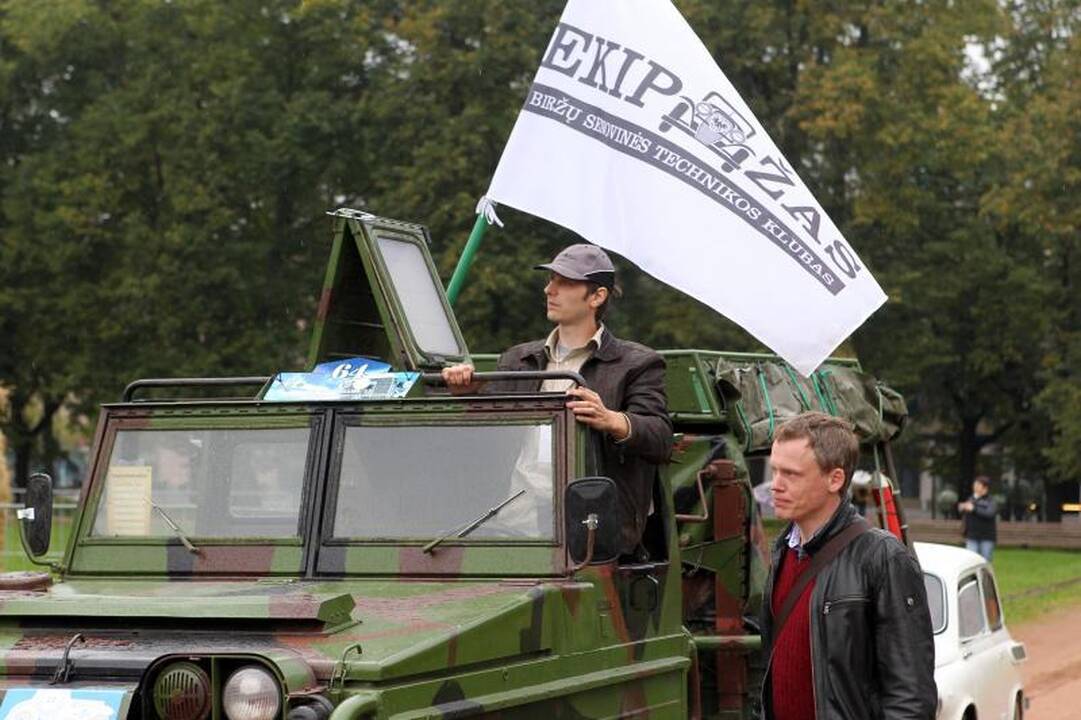 Lukiškių aikštėje vyko senovinių automobilių paroda 