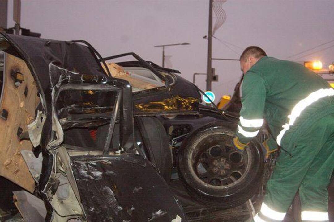 Per avariją Konstitucijos pr. automobilis „Alfa Romeo“ lūžo per pusę