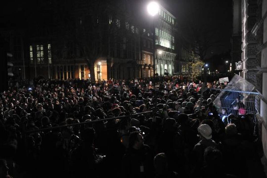 Britanijoje protestuojantys demonstrantai užpuolė princo Charleso automobilį