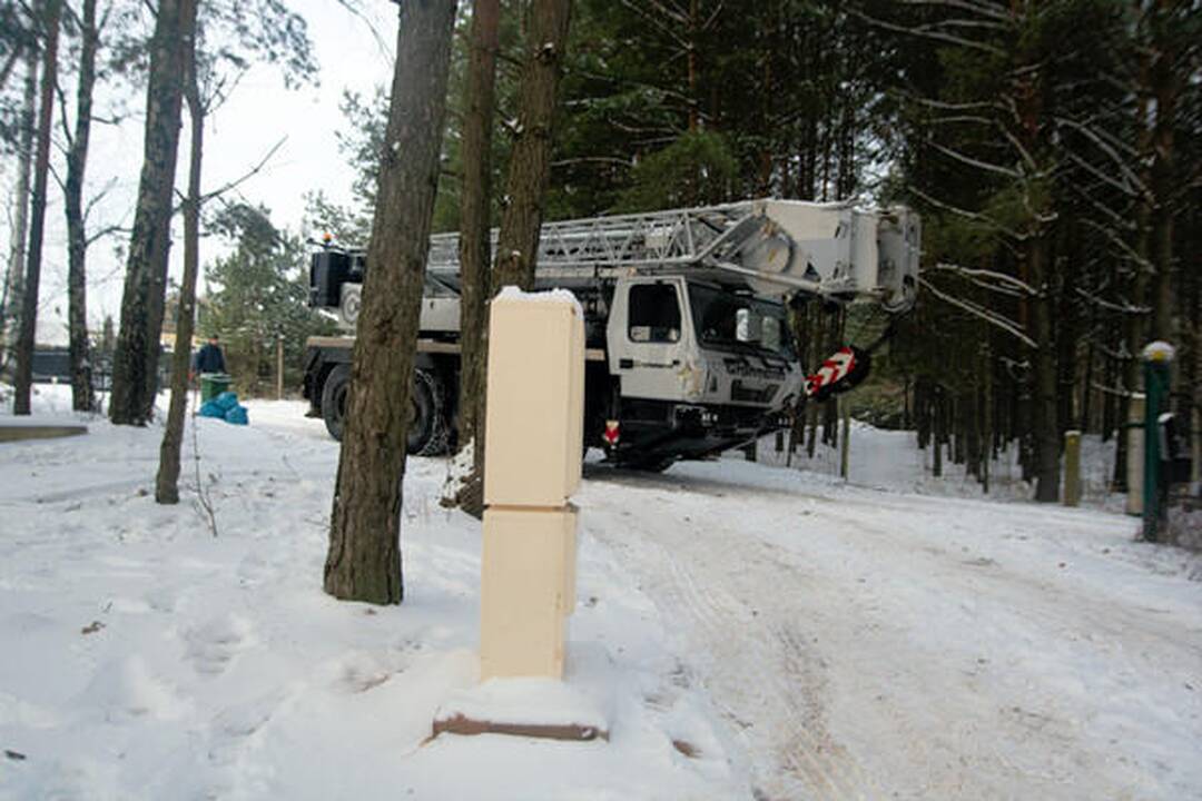Vilniaus soduose nuslydęs kranas nuvertė dvejus vartus ir sulaužė stulpą