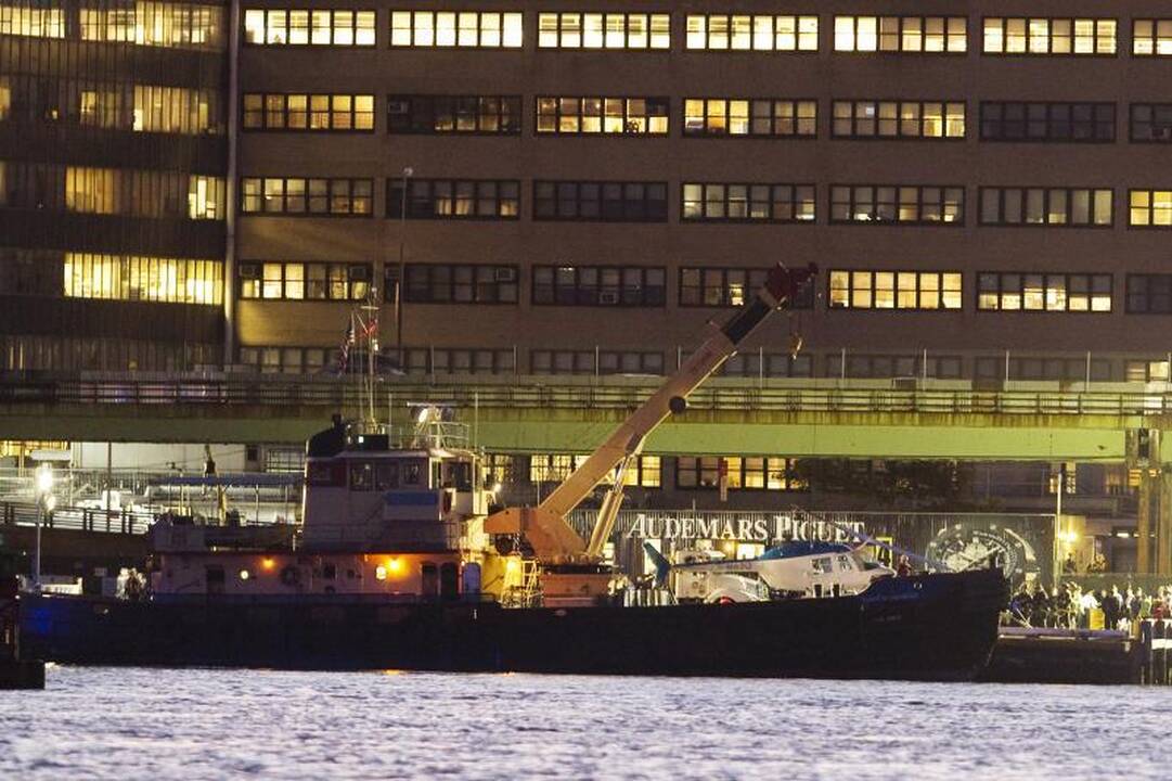 Niujorke į upę nukrito sraigtasparnis, žuvo moteris