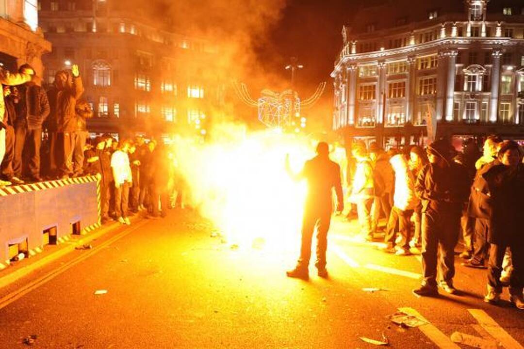 Britanijoje protestuojantys demonstrantai užpuolė princo Charleso automobilį