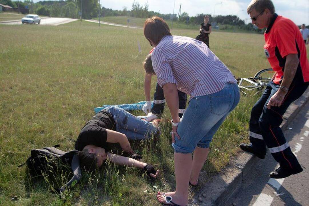 Motociklininkas pėsčiųjų perėjoje partrenkė dviratininką