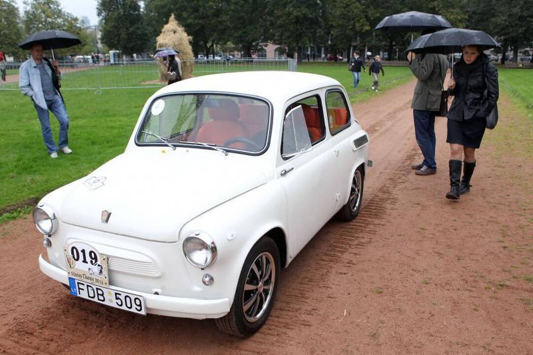 Lukiškių aikštėje vyko senovinių automobilių paroda 