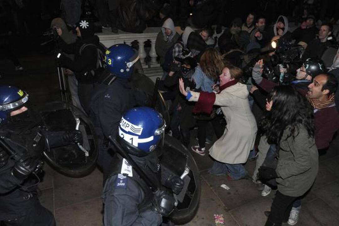 Britanijoje protestuojantys demonstrantai užpuolė princo Charleso automobilį